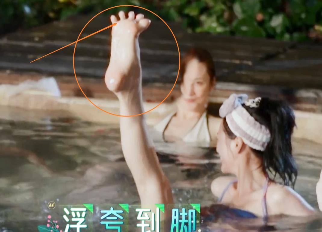妻子们在温泉池绷脚尖,吴宣仪腿又细又直,张馨月"漫画腿"太绝_周捷