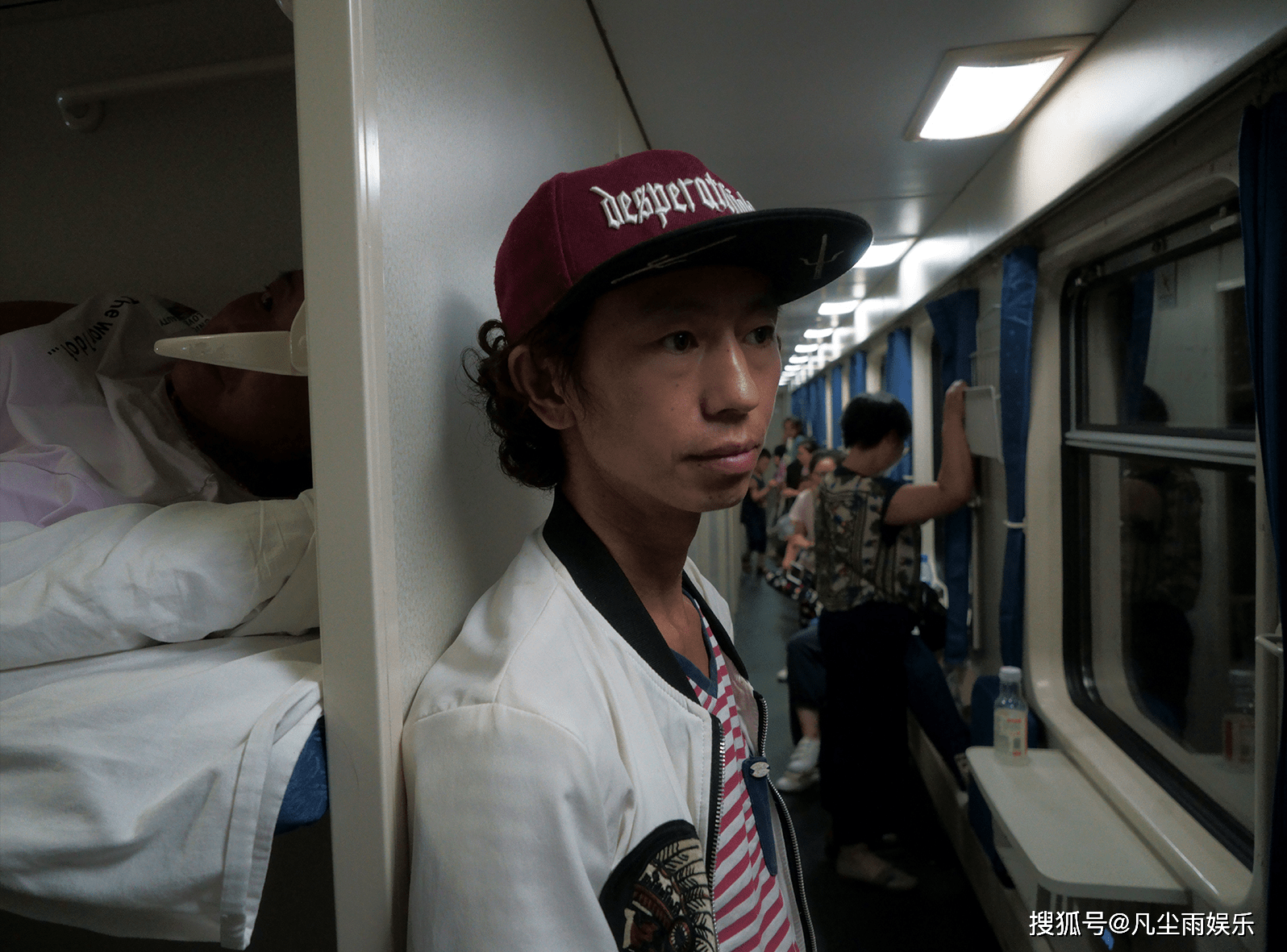 庞麦郎凭《滑板鞋》走红,成名后却被送进精神病院,今现状如何