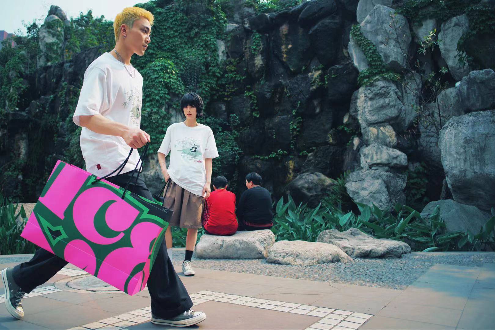 为庆祝5月25日,juice成都ifs店铺隆重开幕,clot将会带来不同款式的