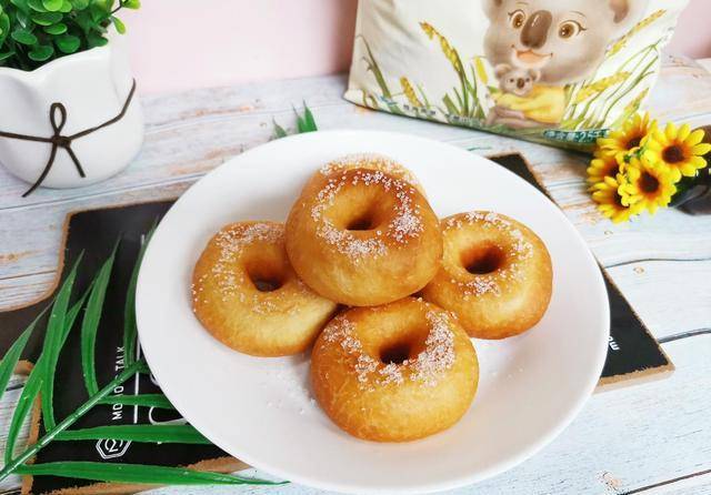 原创不用烤箱也能做甜甜圈,面粉加小麦粉,出锅沾点白糖更美味