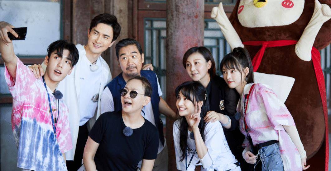 《我在颐和园等你》晒出郑爽美照,白t配短裤,自信美丽被圈粉了