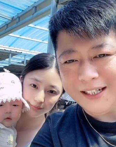 谢永强王小蒙晒合影互动自然甜蜜男方娶小15岁网红娇妻