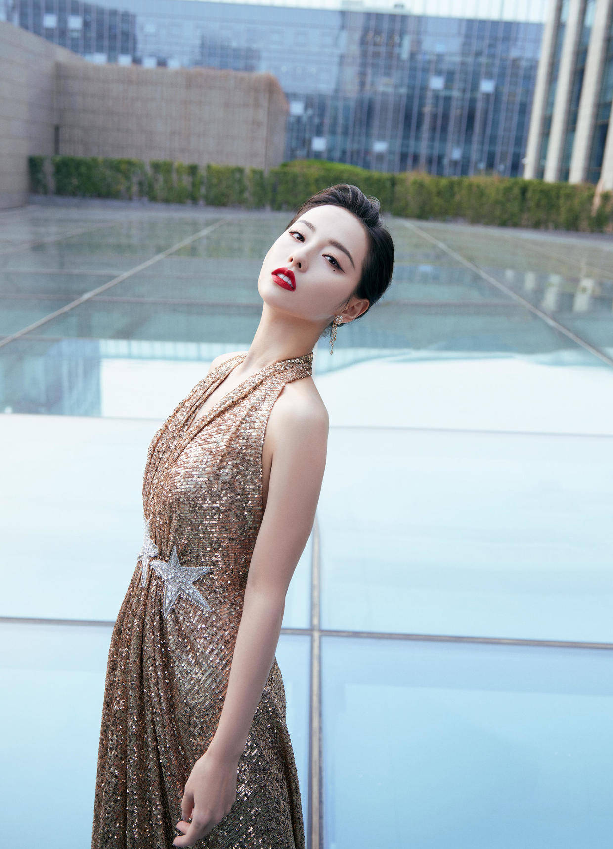 原创张嘉倪真有女王范穿亮片挂脖连衣裙潇洒帅气气场全开