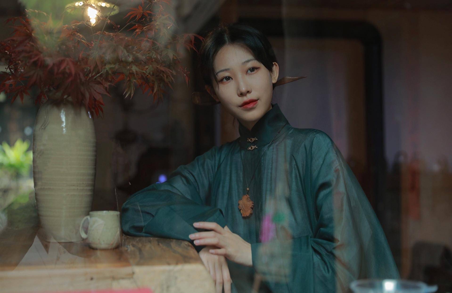 原创95后美妆博主现身如涵之夜穿汉服手拿折扇生图颜值也抗打