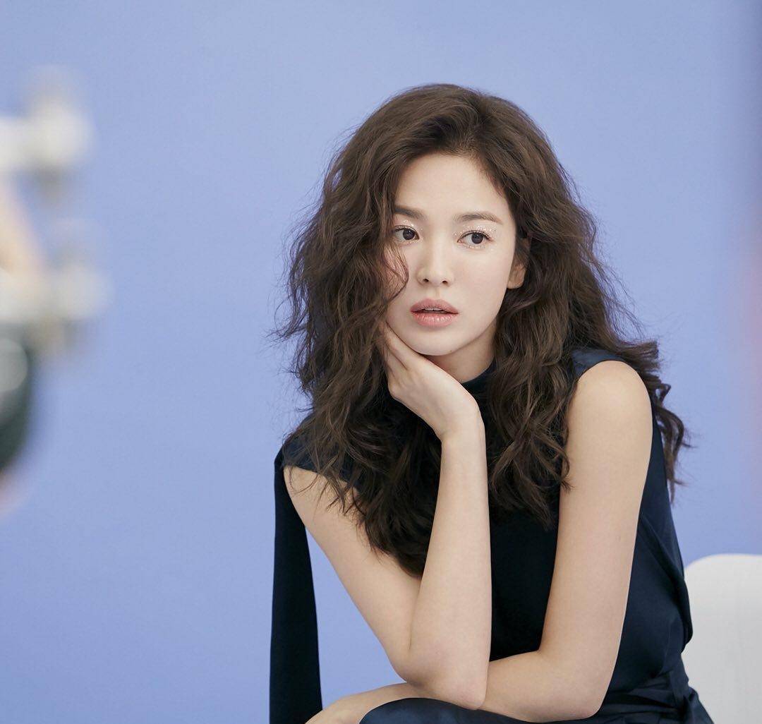 原创宋慧乔烫羊毛卷发太甜了穿深蓝色缎面套装高级又气质美极了