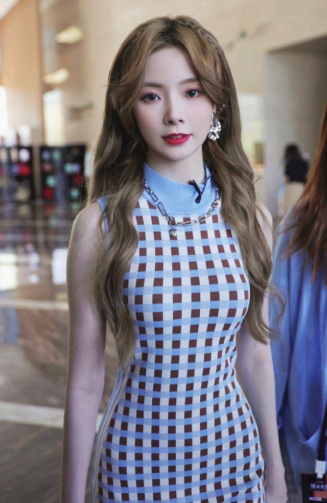 陈卓璇有着标准的女团脸和身材,为了能多露脸,也是各种综艺不断