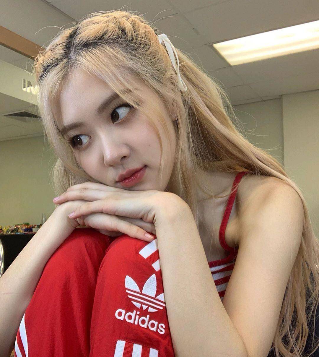 原创粉墨成员逐渐蜡笔化rose挑战烟熏妆能养鱼的锁骨暴露真实身材