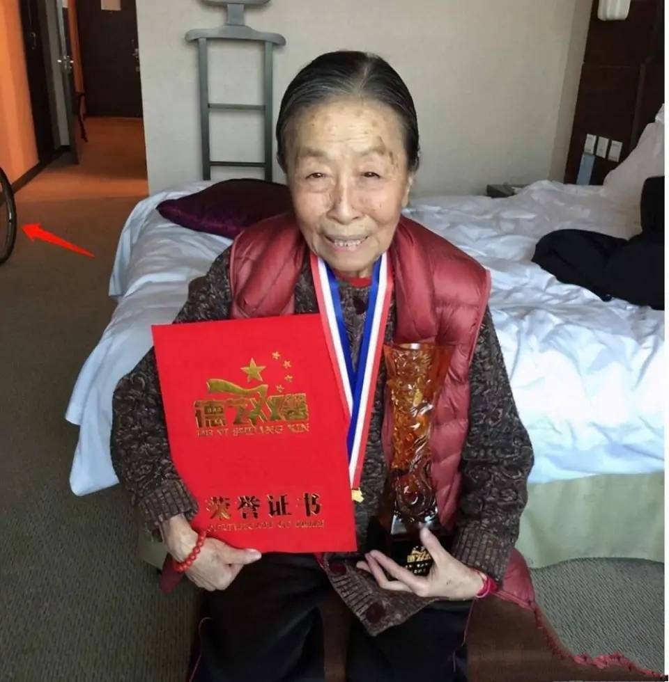 75岁老戏骨张少华去世谢孟伟晒出昔日合照杨志刚发文悼念