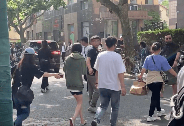 杨幂拍戏被偶遇,穿短裤秀纤细美腿