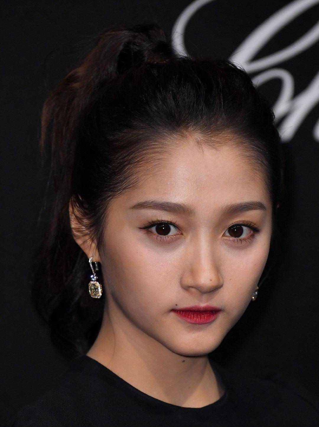 原创关晓彤现身活动一身黑造型非常出挑只是斗鸡眼不太聪明的样子