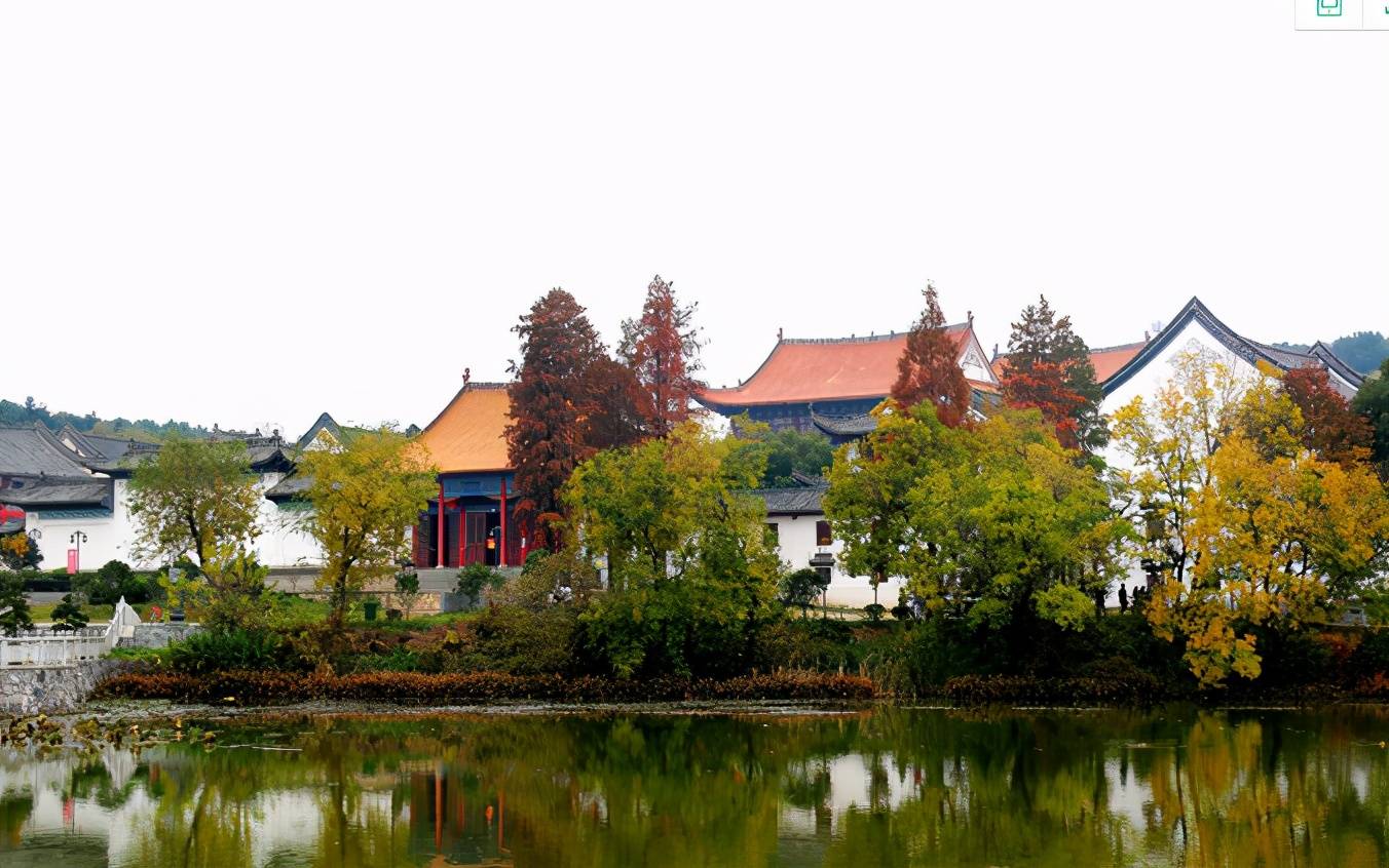 景德寺始建于唐末年间,当时有一位得道高僧来到此地,从柏泉中看到了