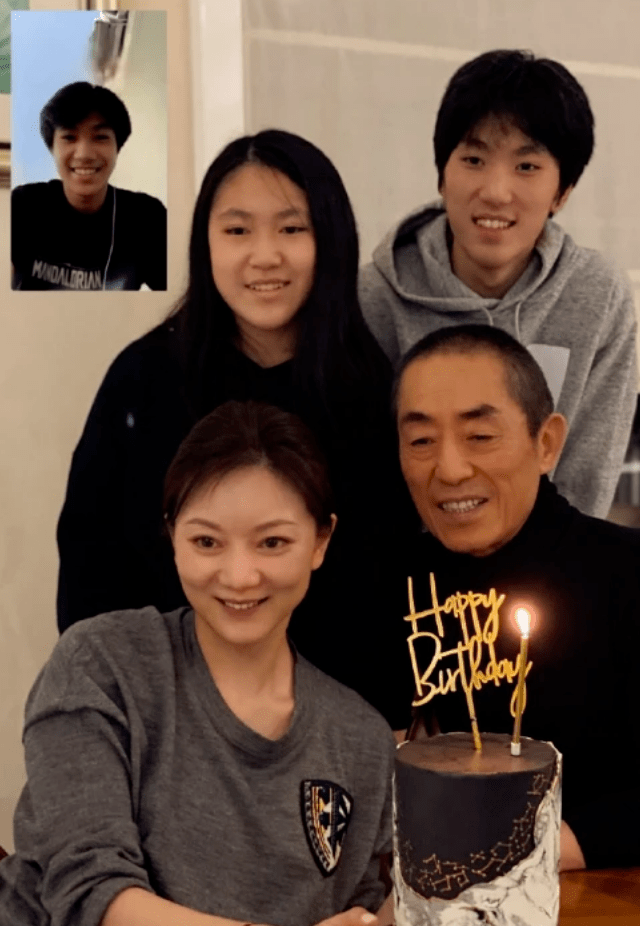 张艺谋及妻子回应三胎政策,网友评论两极分化,曾因超生被罚巨款