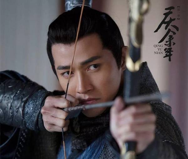 电视剧《庆余年》,他在剧中饰演了庆帝身边的护卫九品神箭手燕小乙,因