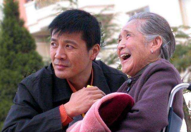 她是名校毕业,演了一辈子戏却到77岁才走红,如今90岁还演戏_鲁园