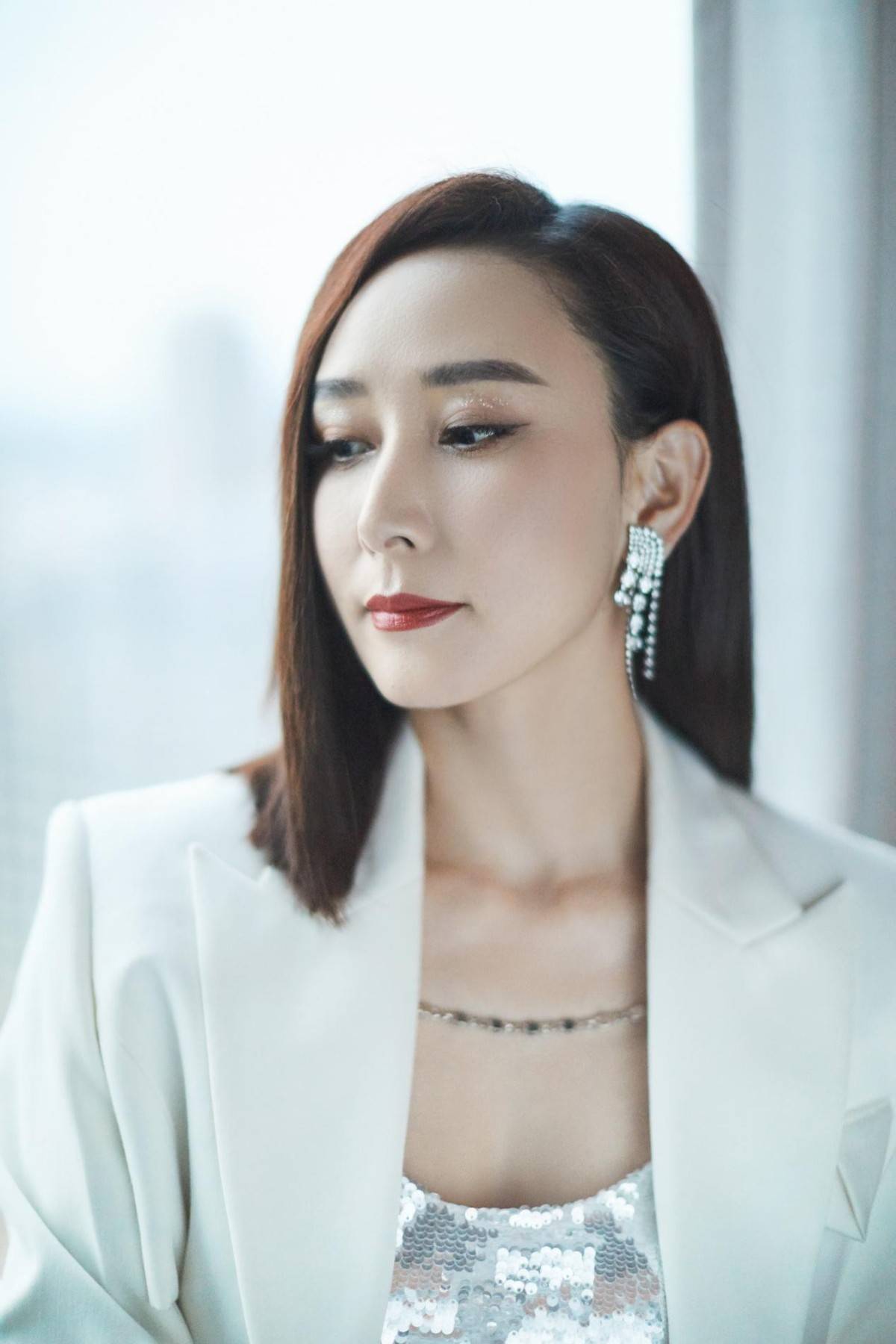 胡静亮片短裙唱跳活力满满 分享突破自我设限