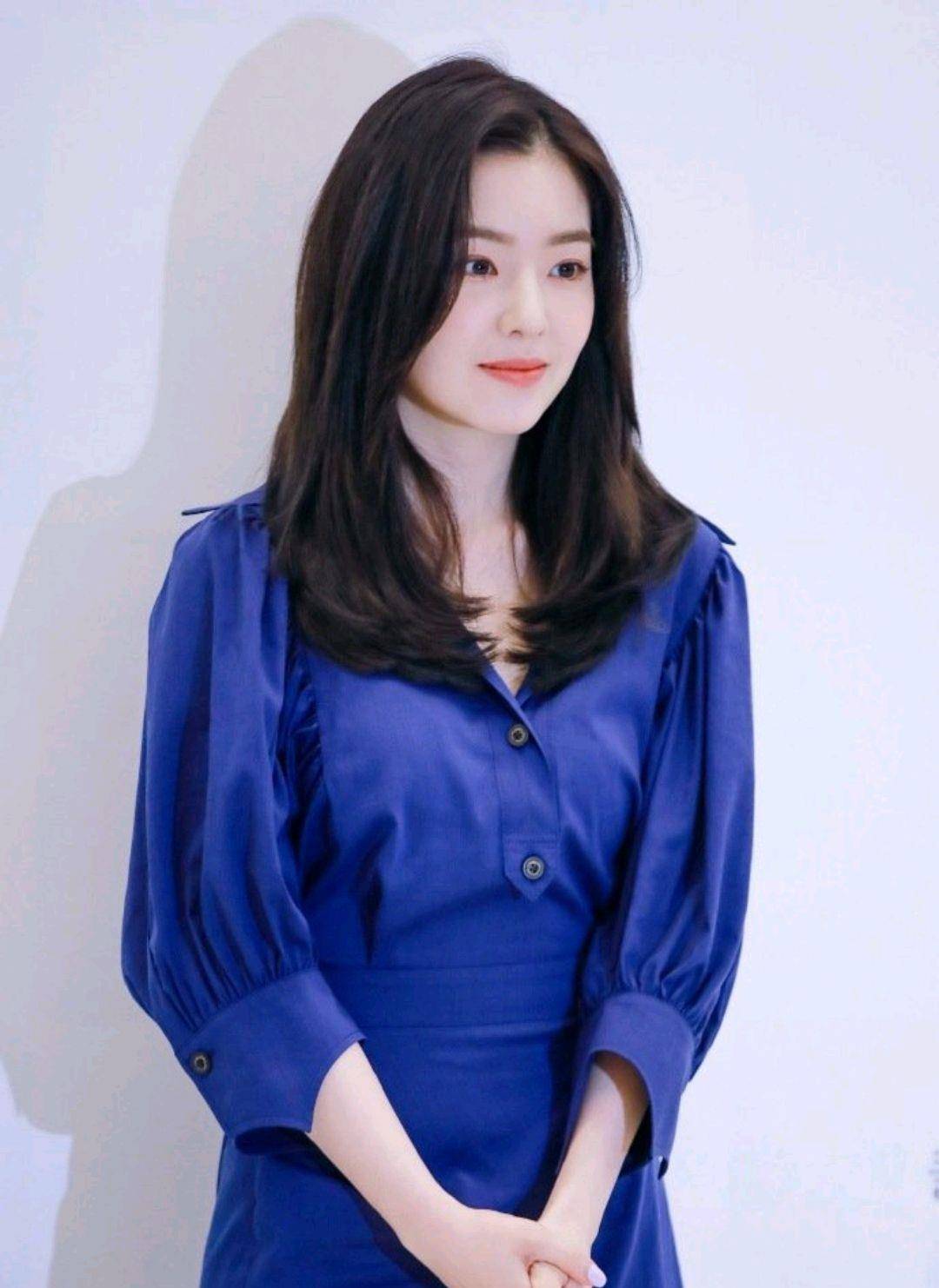 裴珠泫当天身穿了一条藏蓝色的连衣裙,这条连衣裙采用了v字领的款式