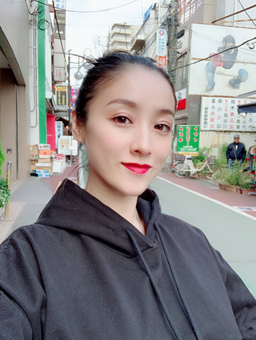 8年过去了,被张艺谋开除出剧组,爆料张艺谋超生的女星今何在?_何珺