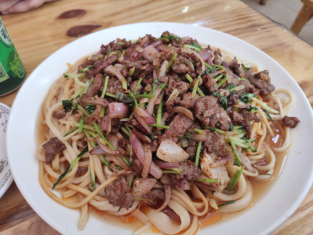 新疆菜馆,属于老店了,第一次来,一不小心吃了顿面条宴_烤肉