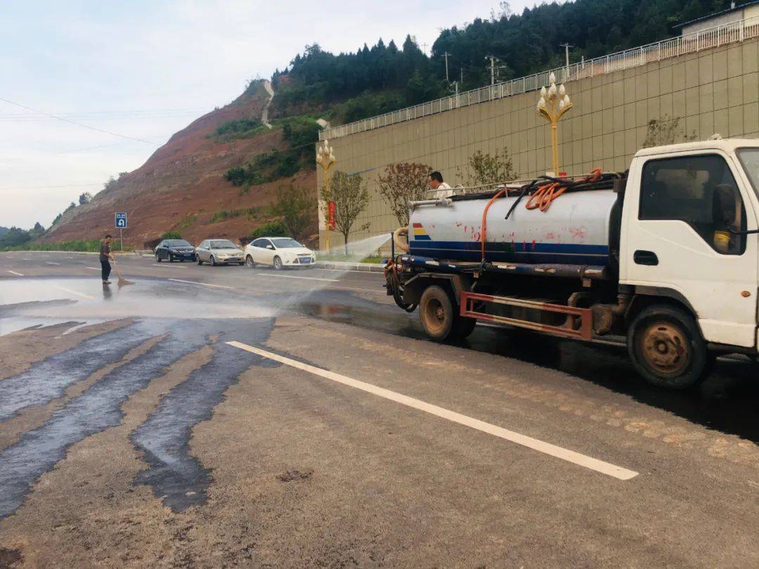 西充南西大道某建筑工地污染路面被处罚