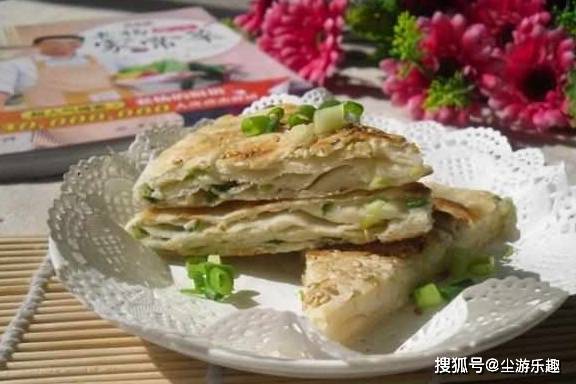 葱花饼好吃的做法 不用发面 开水一烫 层层酥脆 想做失败都难 葱油饼
