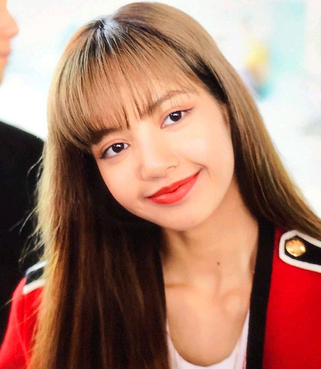 lisa穿露脐装高调炫腹穿错裤子大腿粗一圈剪空气刘海脸部圆润