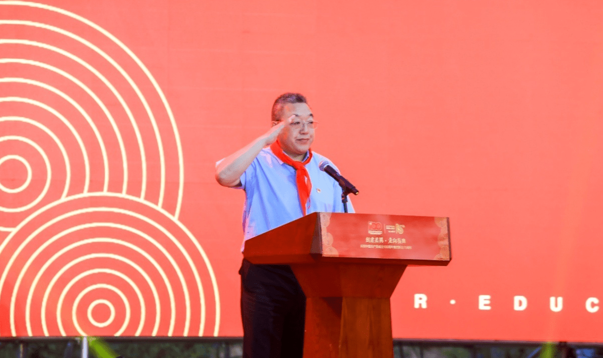 图为全体起立敬礼共唱国歌》
