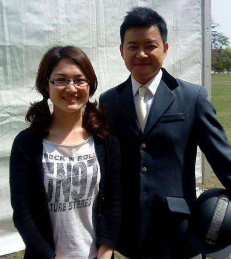 李佳明低调与老婆相爱20多年，女儿照片曝光，长的貌美如花