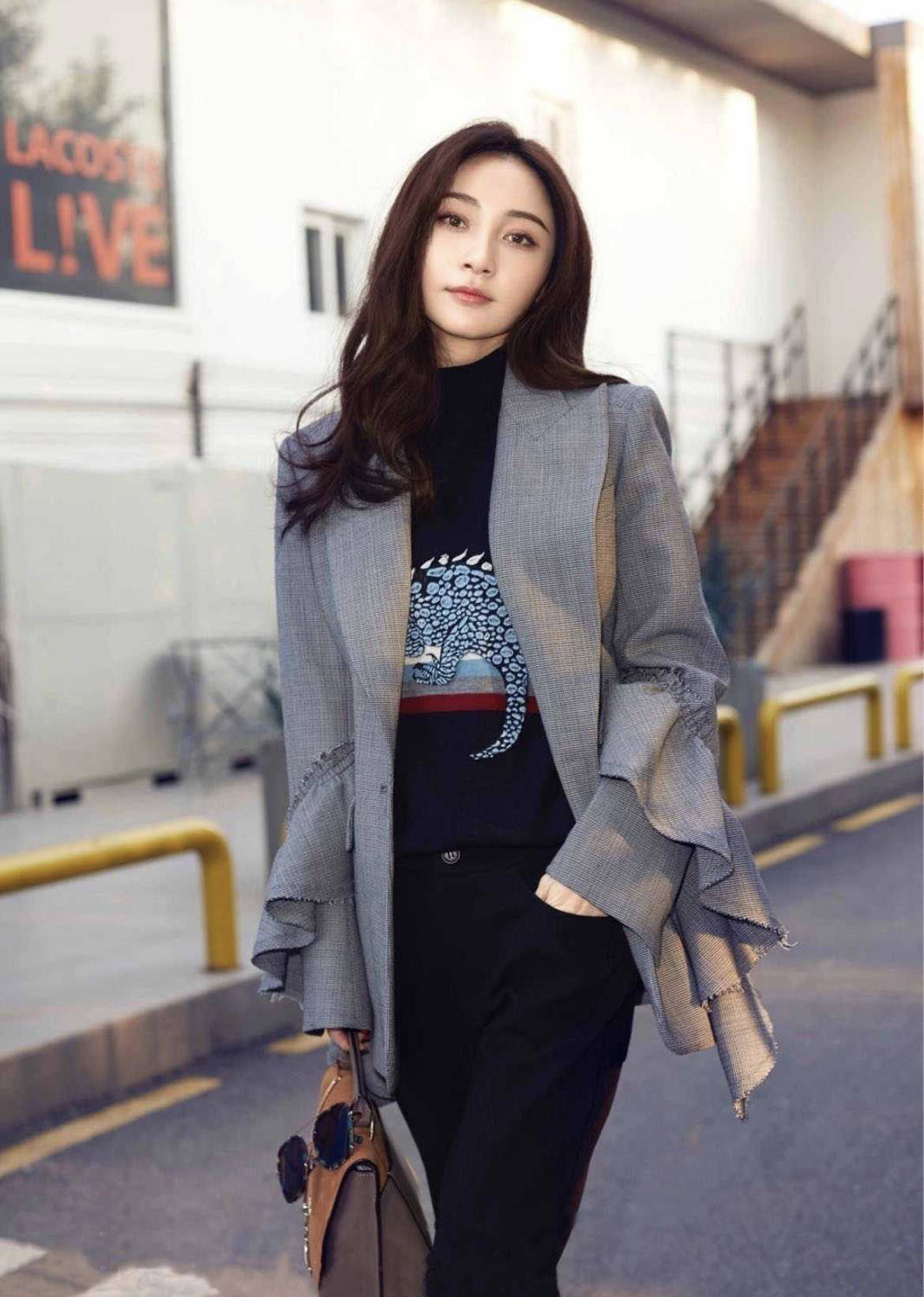 原创姚笛又高调了,一袭粉色百褶长裙甜美温柔,甜美娇俏不像39岁的人