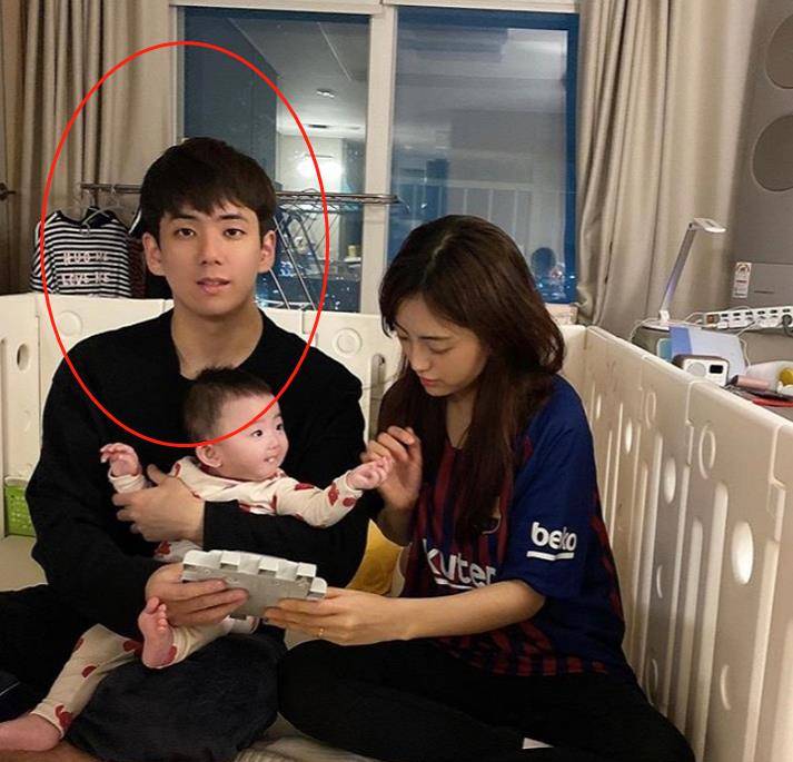 blackpink的成员jisoo的家人,老金家的人仿佛是共用一张脸.