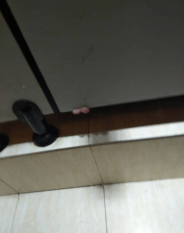 公共厕所的门为什么都要空一截?答案你绝对想不到