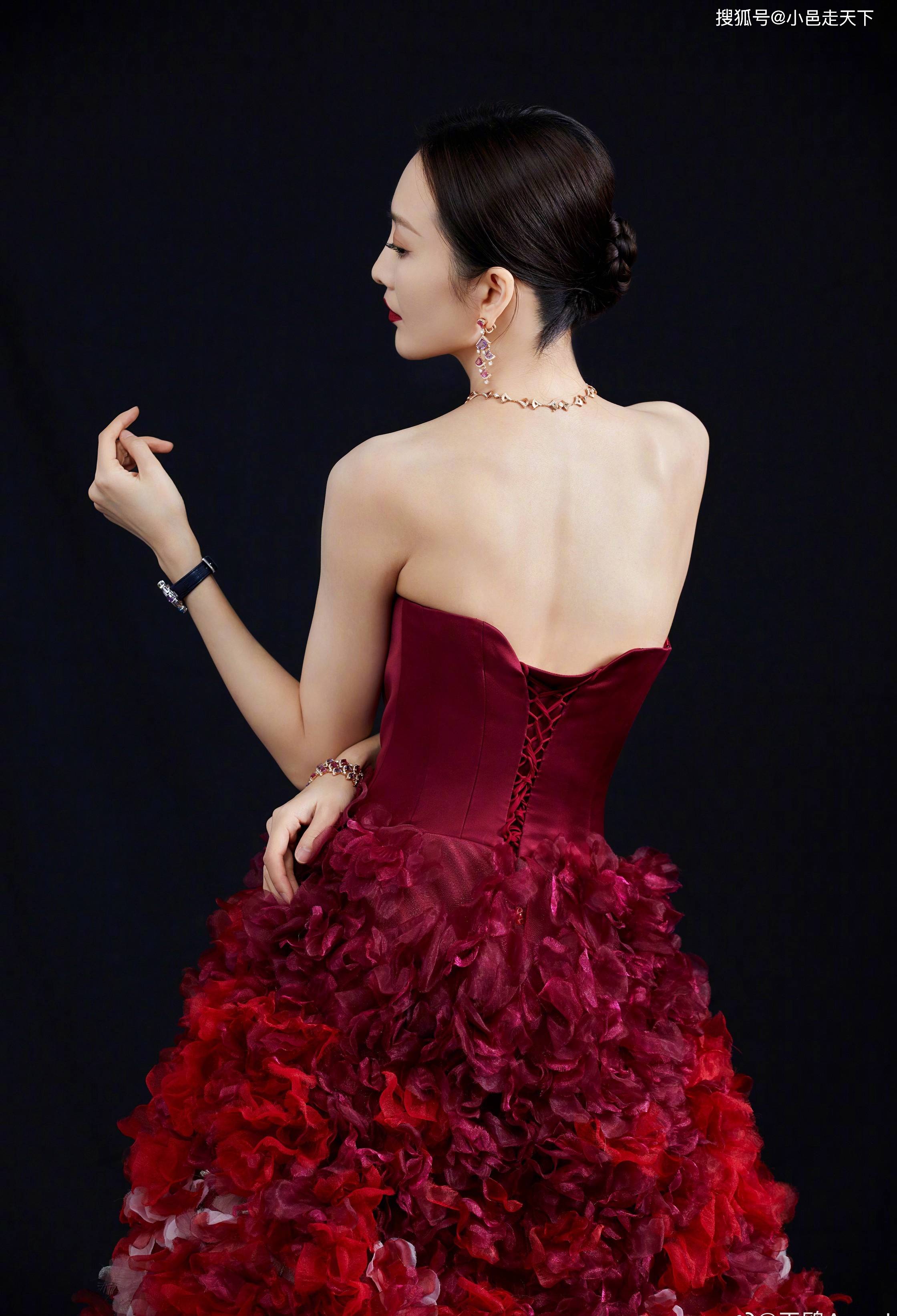王鸥露肩红色蓬松长裙