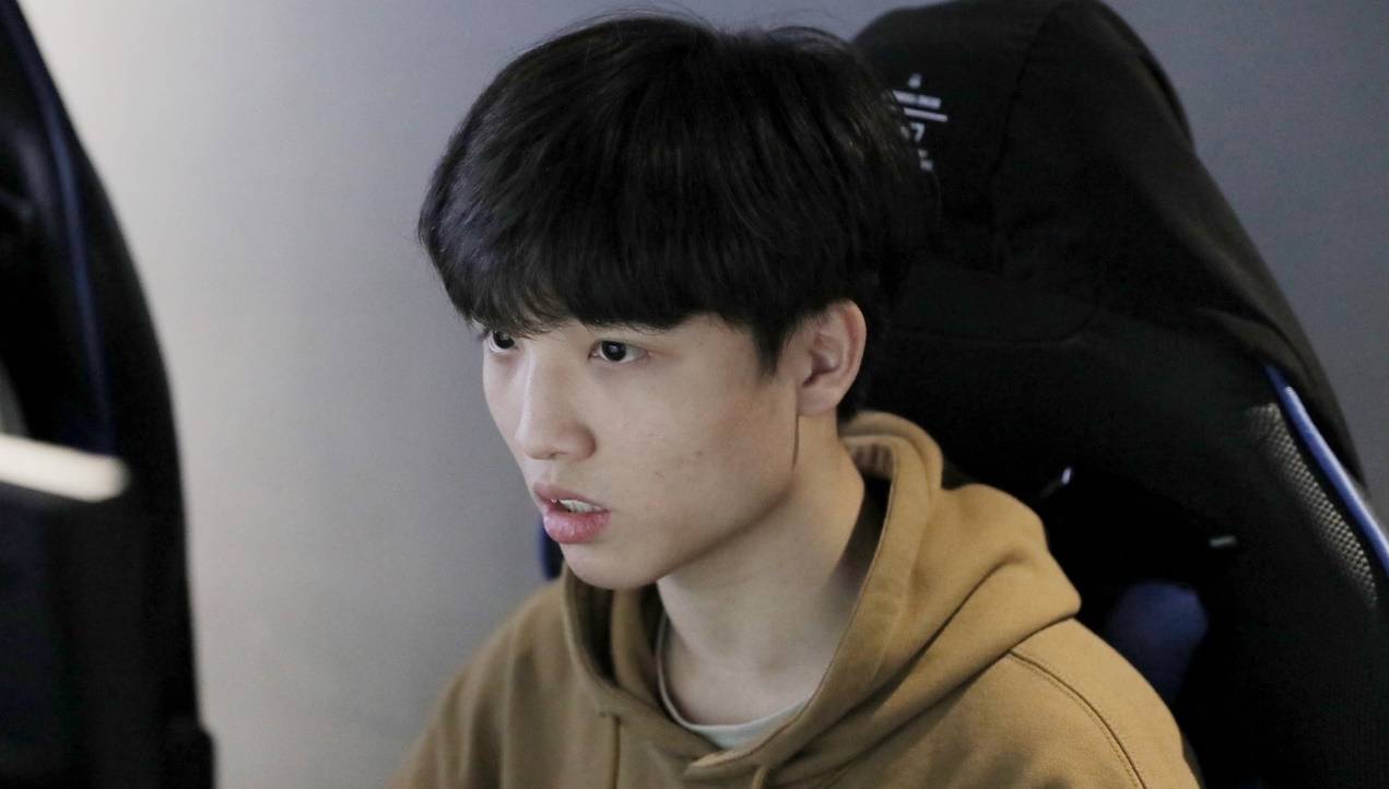 原创rng小龙堡还有机会被下放到二队之后仍可接受其他队伍的交易