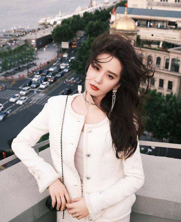 原创刘诗诗出席某品牌活动的画面曝光好似在拍摄大片