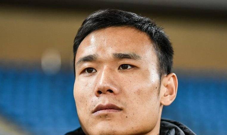 当时张成林在右后卫位置表现非常好,尤其是在进攻中,属于特点非常鲜明