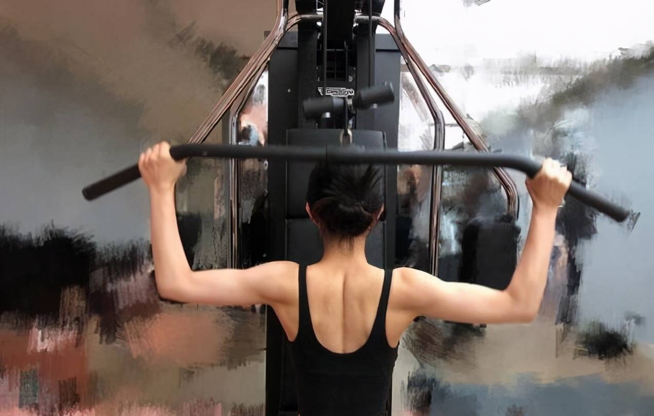 接地气儿!赵丽颖穿背心式连衣裙,露出拔罐印记