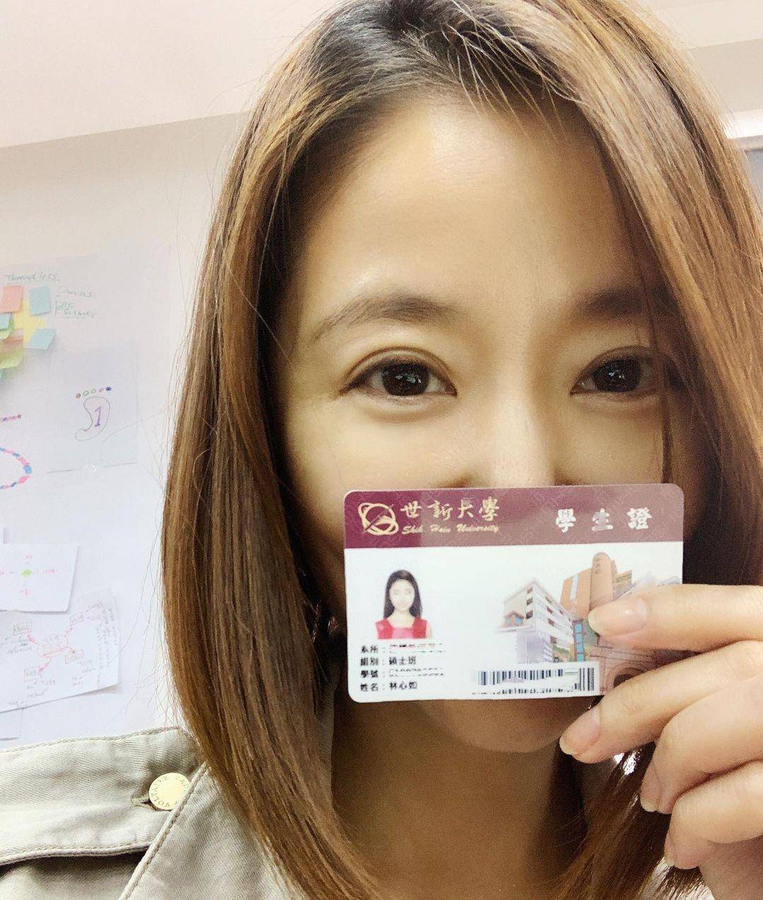 林心如晒硕士毕业照获封学霸