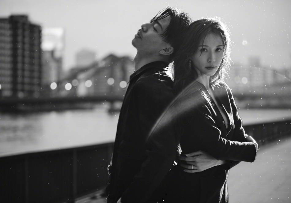 林志玲庆与AKIRA结婚2周年 晒两人黑白大片超恩爱