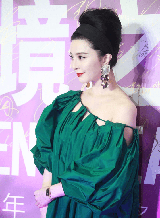 范冰冰参加活动穿绿色长裙配大红唇比头还高的发型超夸张