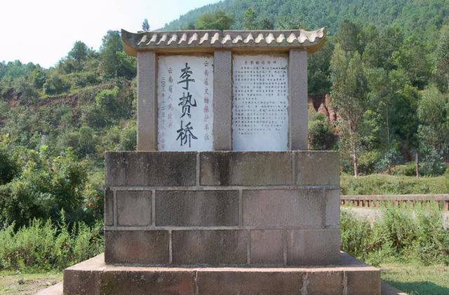 河上,现存的一座石拱桥,隐隐地露出了点滴信息,因为此桥名为李贽桥,正