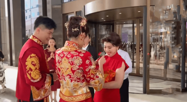 林傲霏举行婚礼潘长江李玉刚到场祝贺闫学晶激动到数度落泪