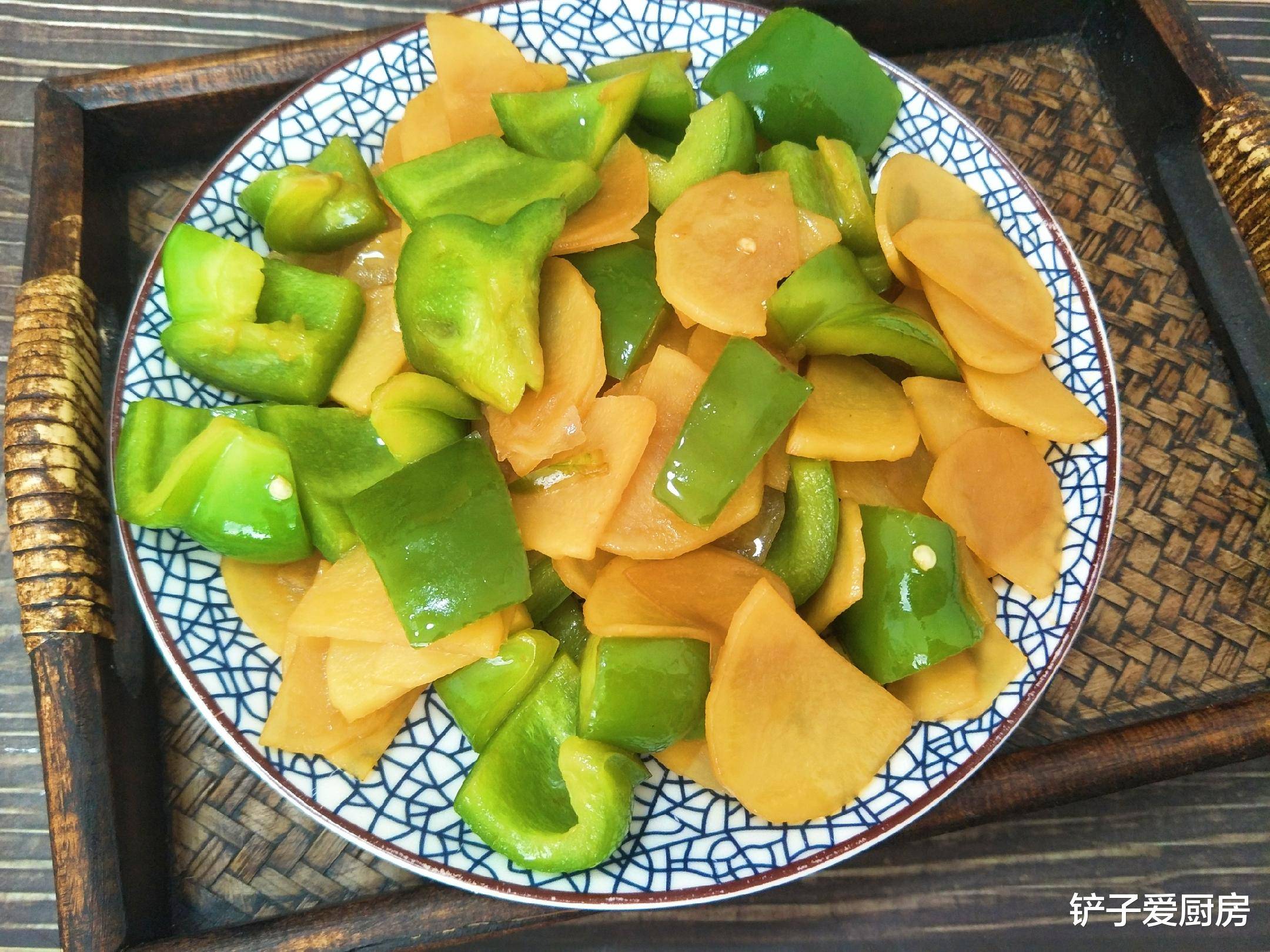 土豆和青椒一起炒,成本不过5块钱,清脆爽口,青椒翠绿土豆不黑