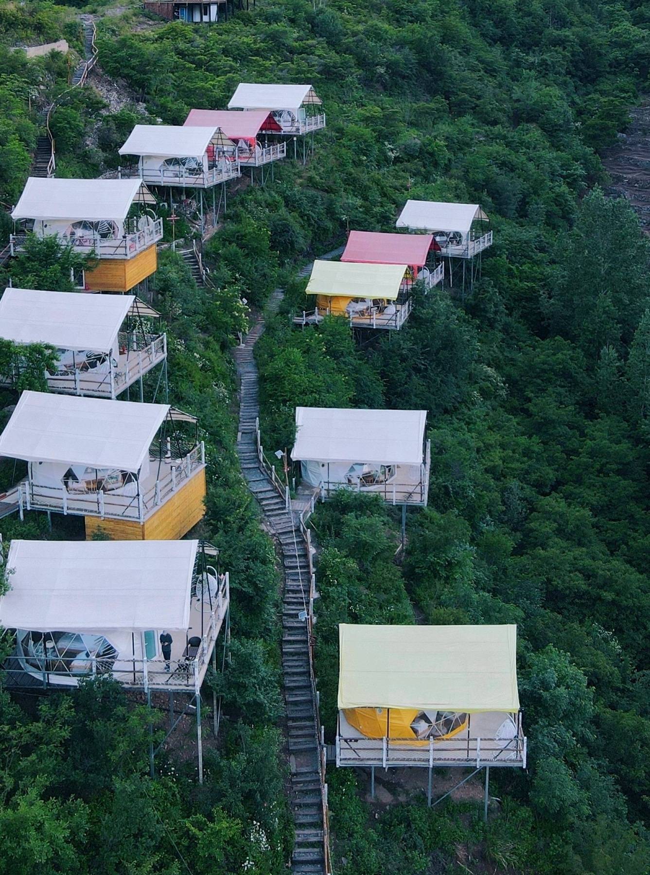 自驾雾灵山,登燕山最高峰,住网红泡泡屋