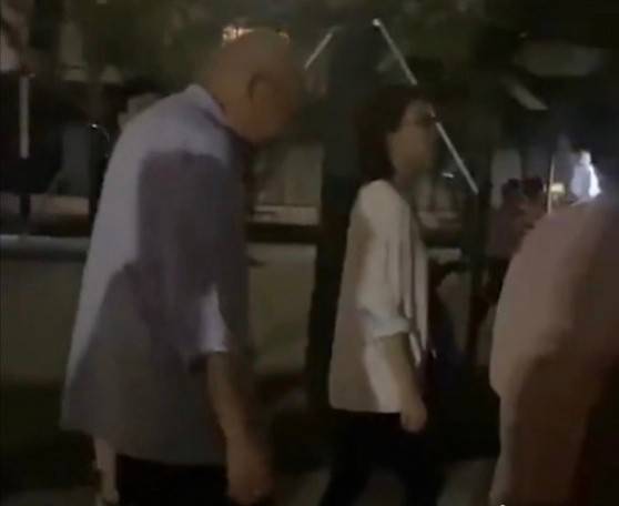高圆圆生图曝光,骨瘦如柴手上青筋凸起