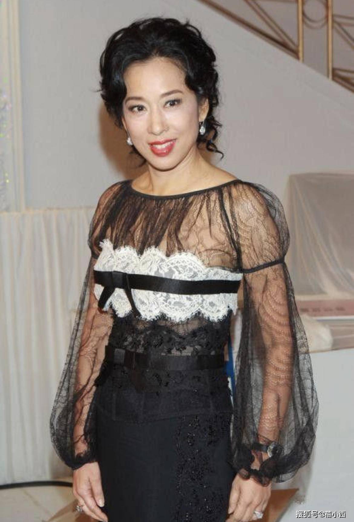 朱玲玲虽是到了大婶的年纪,却还有微肉感身材,能二进豪门有实力