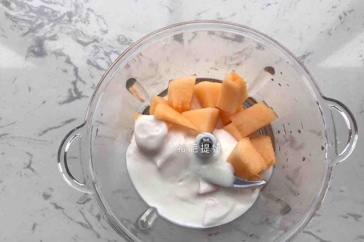 哈密瓜怎么切成小丁 e774fc78fdf84629a799a638efb3f10b.jpeg