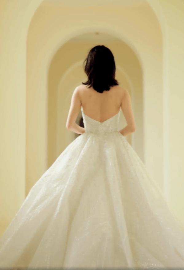 苗苗与郑恺婚后首拍婚纱大片穿白纱秀美背身材气质绝美无比