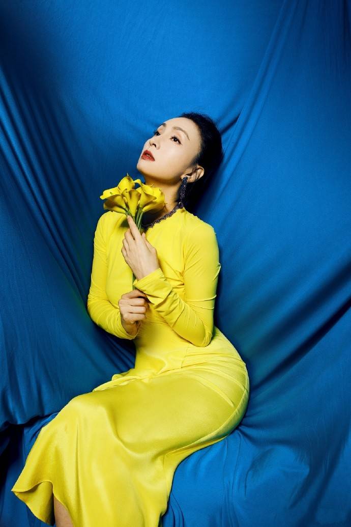 原创被小陶虹新造型惊艳了一袭紧身黄裙腰肢纤细人到中年仍有魅力