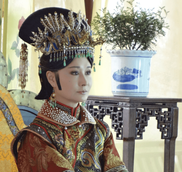 2011年,潘迎紫宣布复出,在古装剧《倾城绝恋》中,饰演了孝庄文皇后.