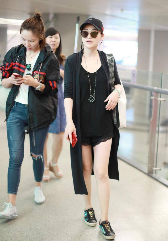 原创梅婷厉害了,外长里短的穿搭技巧秀出美腿,抢眼又抢镜,高级时髦