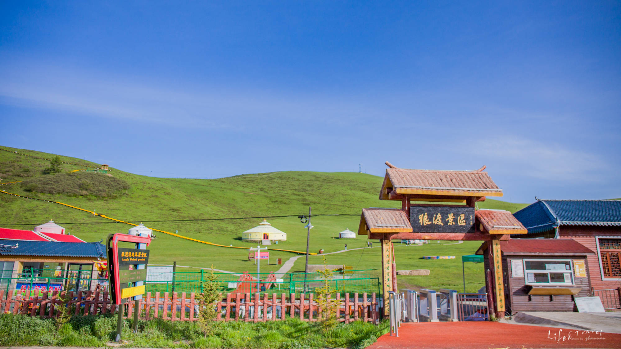 甘肃有个湿地上建起的村子,周边3a级草原景区,村民养牛羊为生